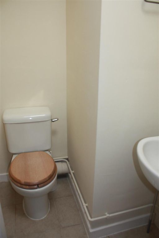 Property photo 2 of 14 Cloakroom