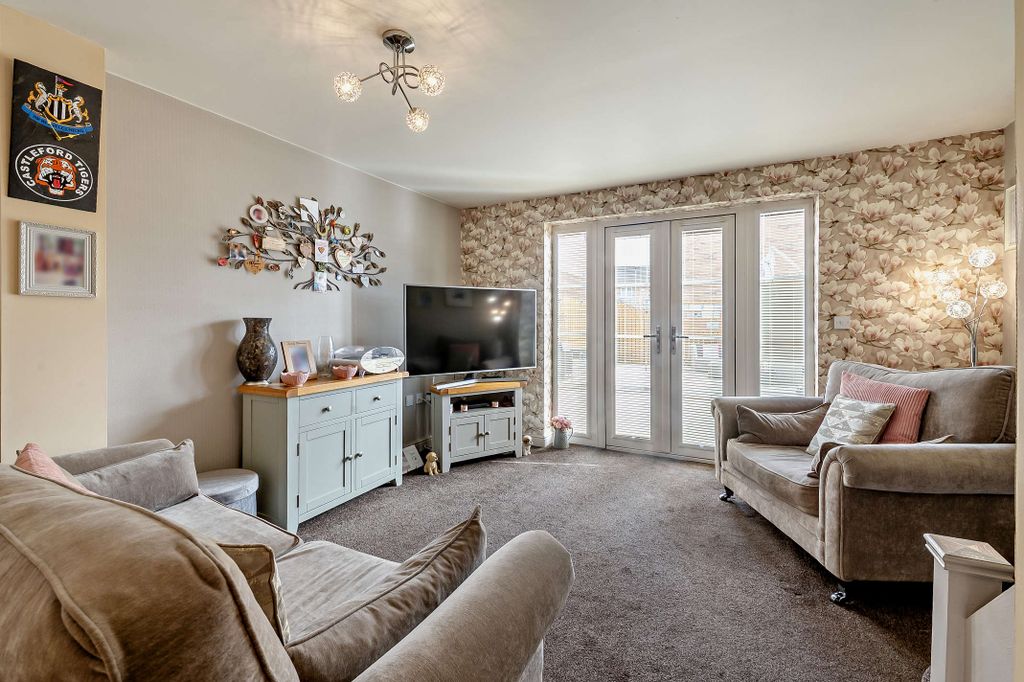 Property photo 3 of 22 Lounge