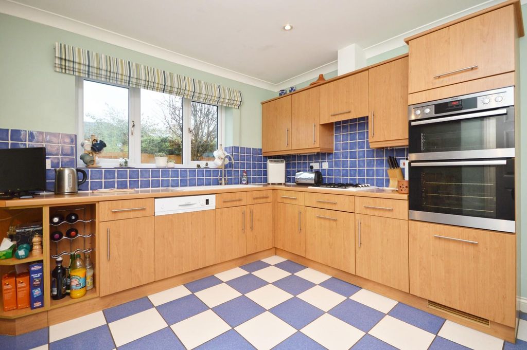 Property photo 3 of 30 Kitchen/Breakfast Room