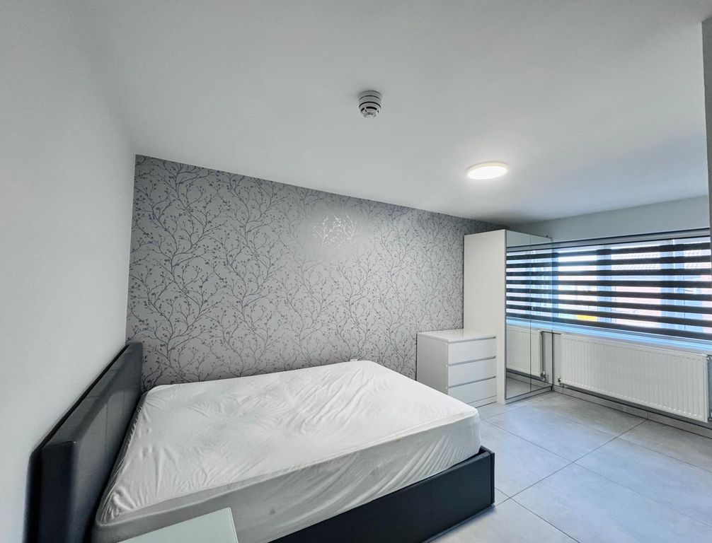 Property photo 3 of 6 Flat 21 75 Chaplin Road (7)