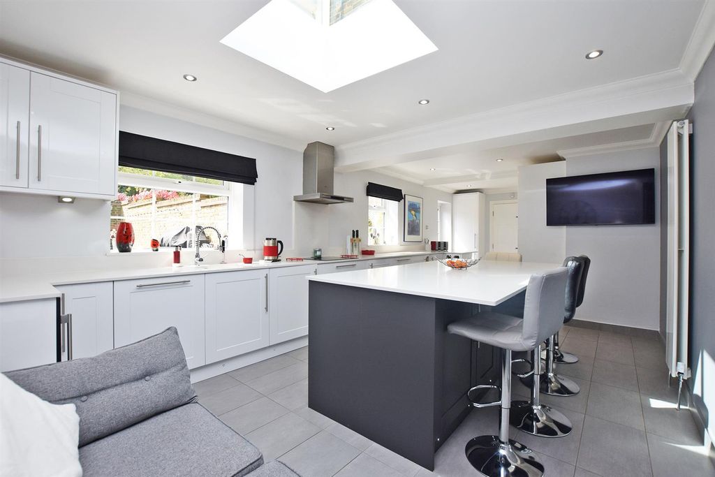 Property photo 3 of 24