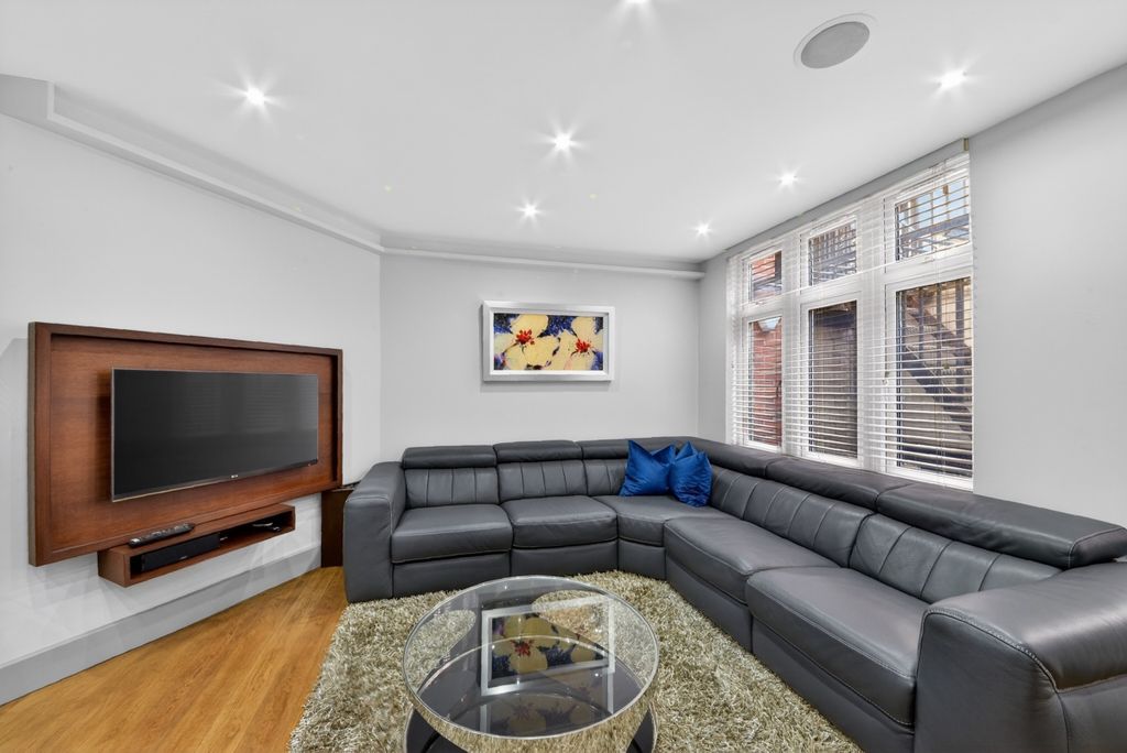 Property photo 1 of 11 Carlton Mansions