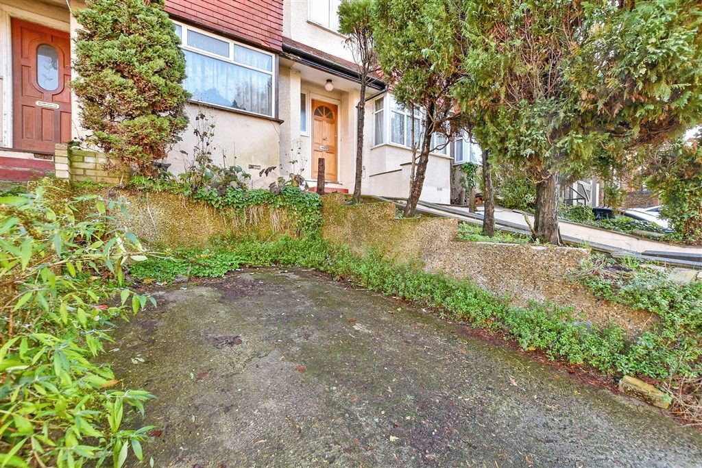 Property photo 3 of 15 Driveway/Parking