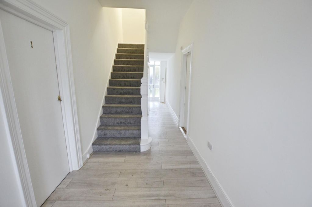 Property photo 2 of 13 Communal Entrance