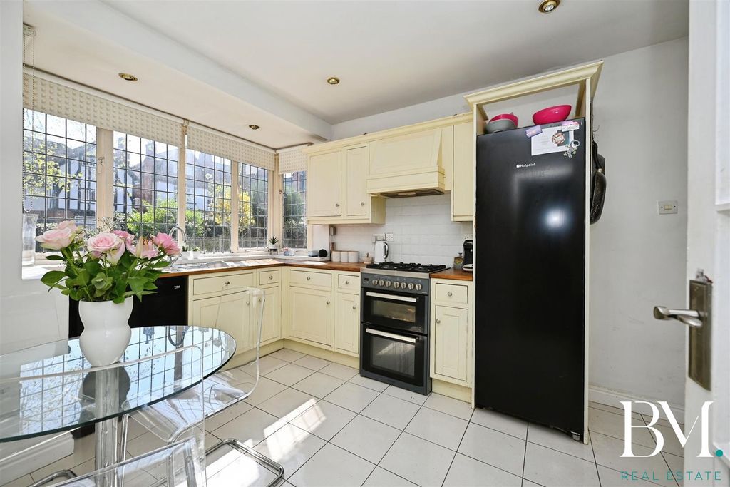 Property photo 3 of 23 Kitchen