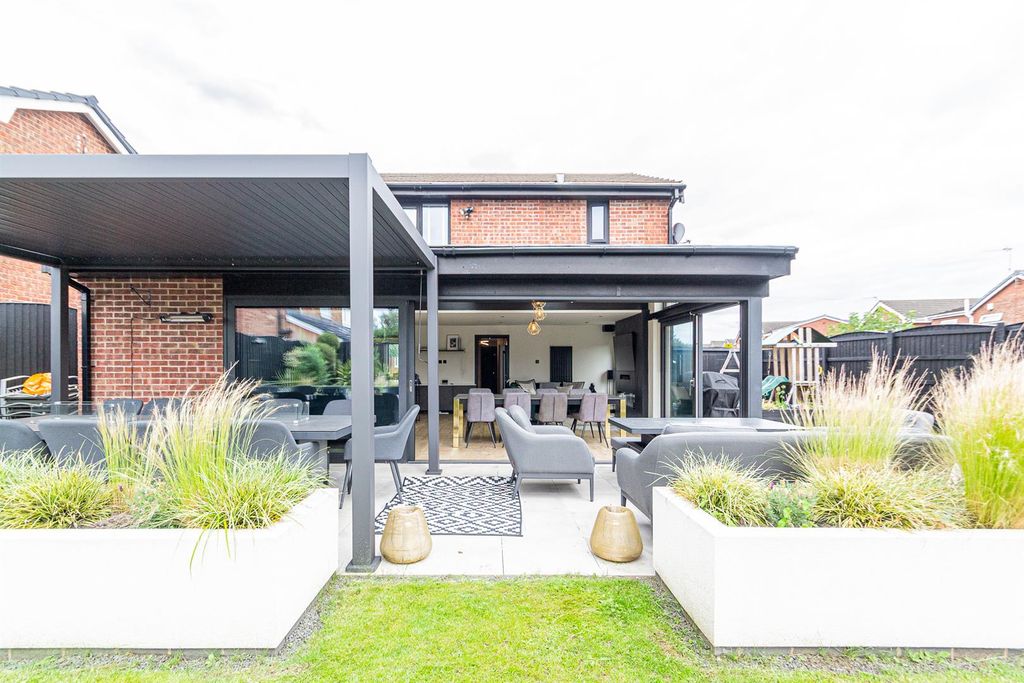 Property photo 3 of 24 Alfresco Dining Area