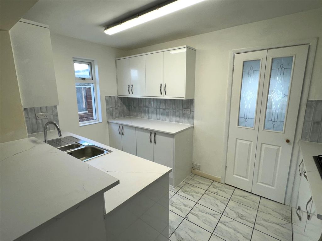 Property photo 3 of 13 122 Polwhele Road Kitchen