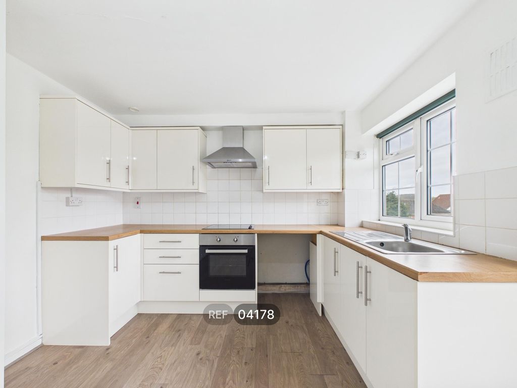 Property photo 3 of 12 Kitchen