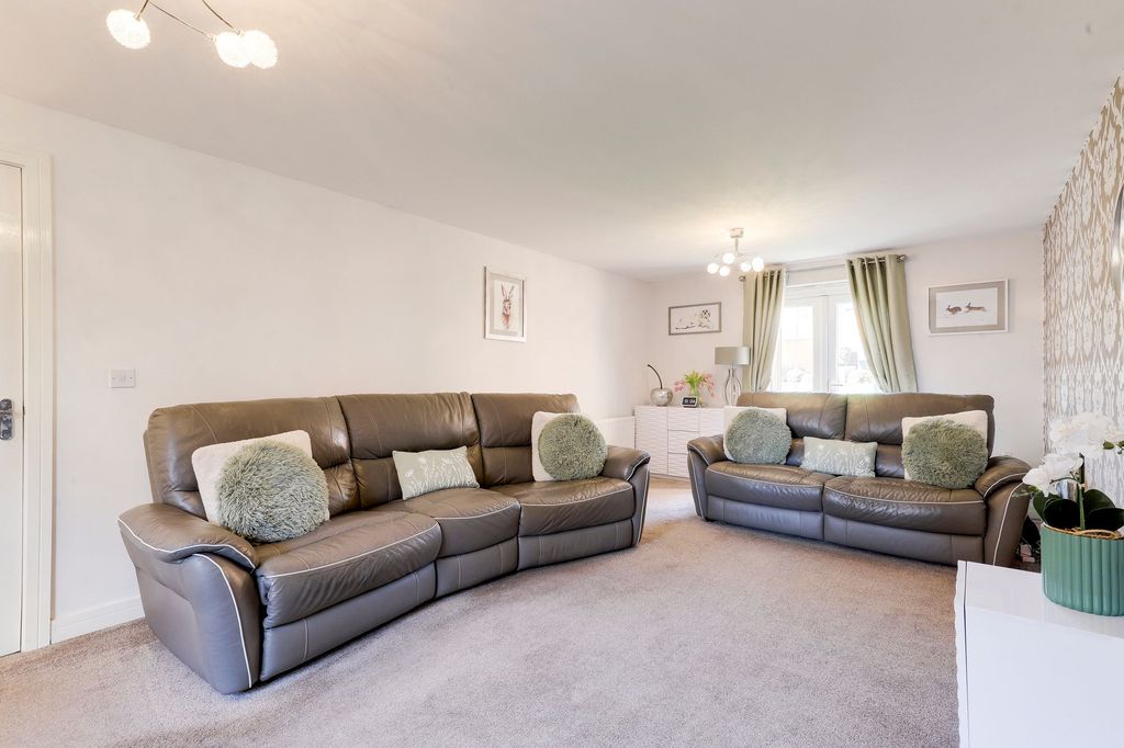 Property photo 2 of 32