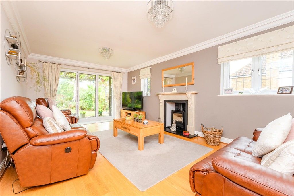 Property photo 1 of 21 Lounge