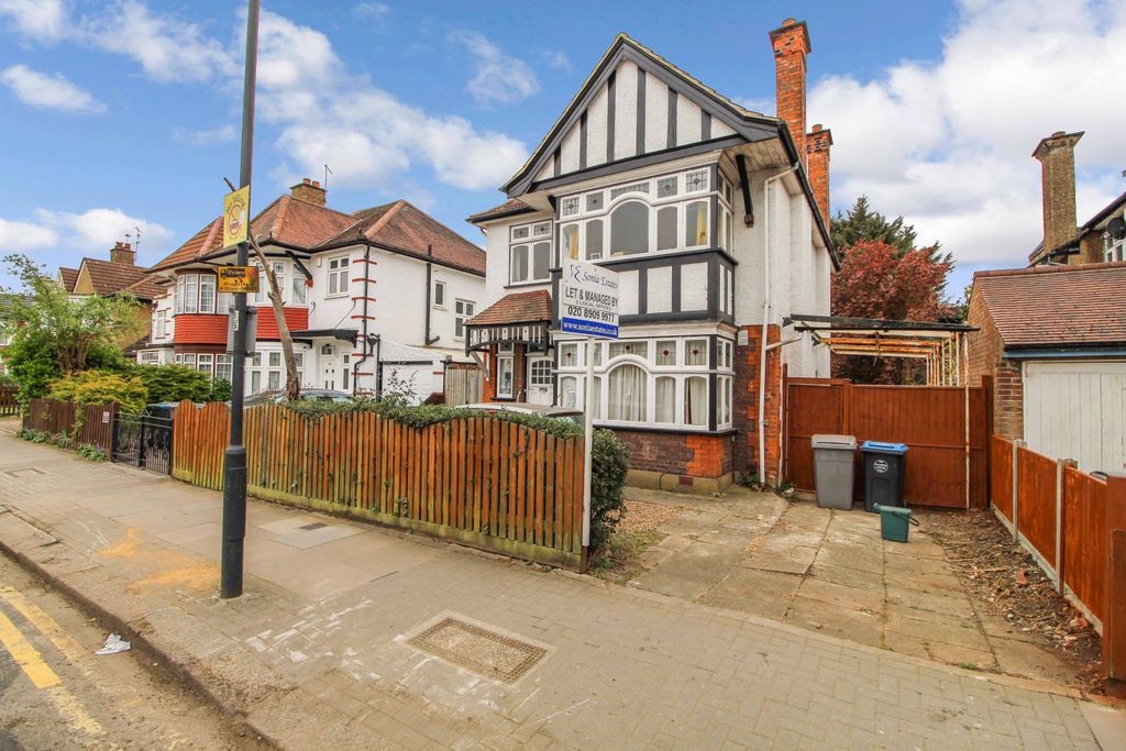 Property photo 1 of 2 Six Bedroom Detached House To Rent