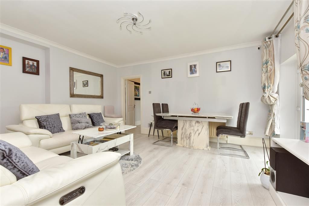 Property photo 3 of 13 Lounge