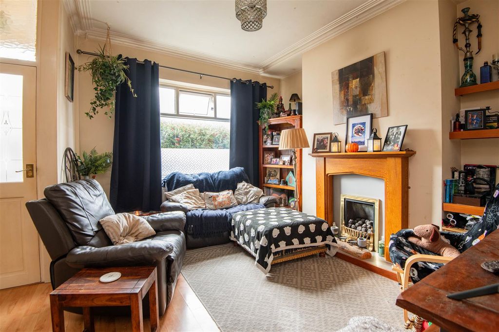 Property photo 2 of 13 Lounge