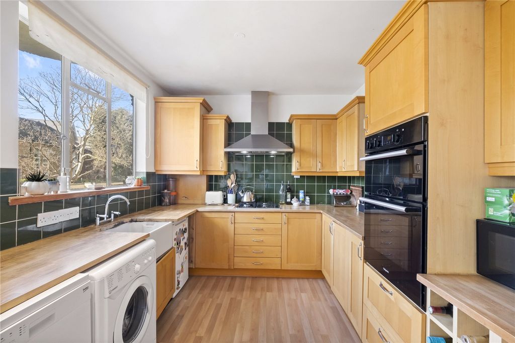 Property photo 3 of 11 Kitchen