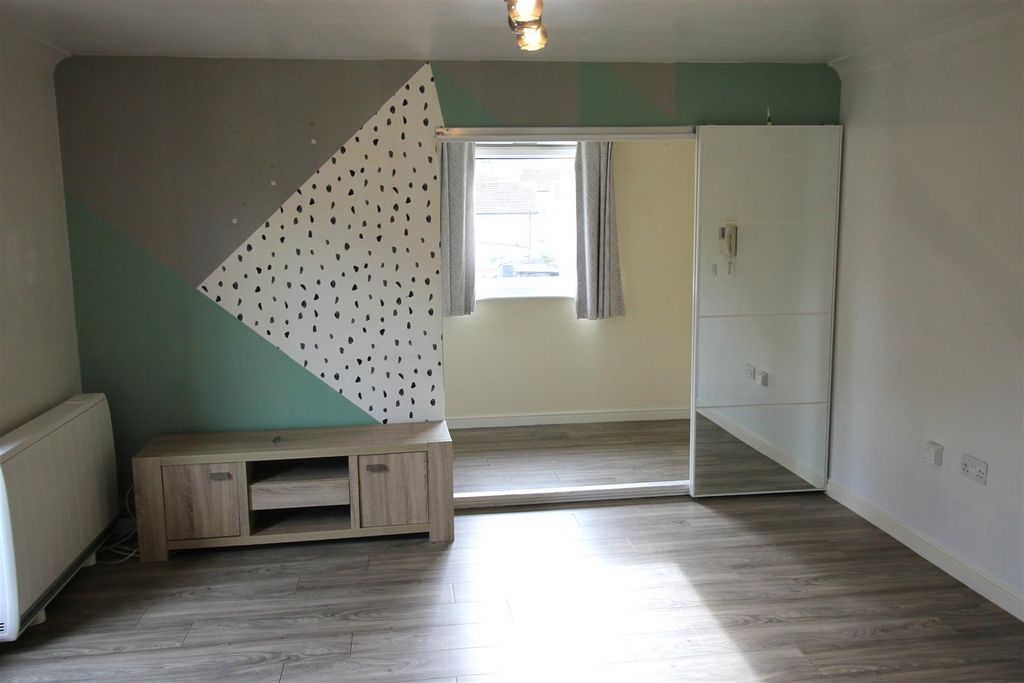 Property photo 3 of 12 Reception