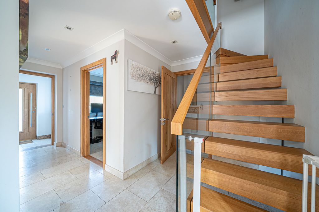 Property photo 2 of 30 Entrance Hall