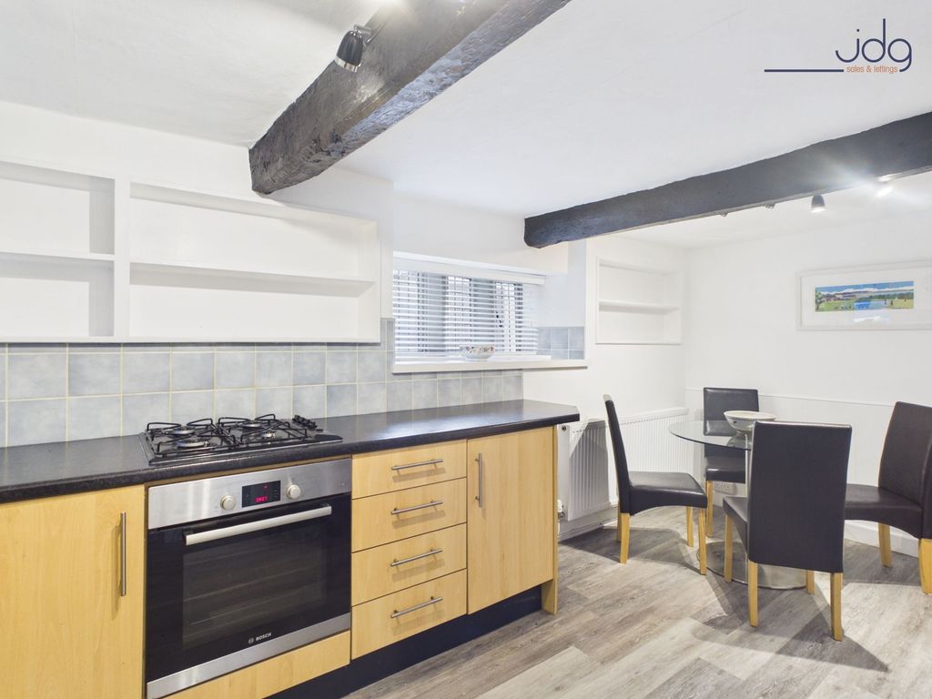 Property photo 3 of 8 Modern Kicthen