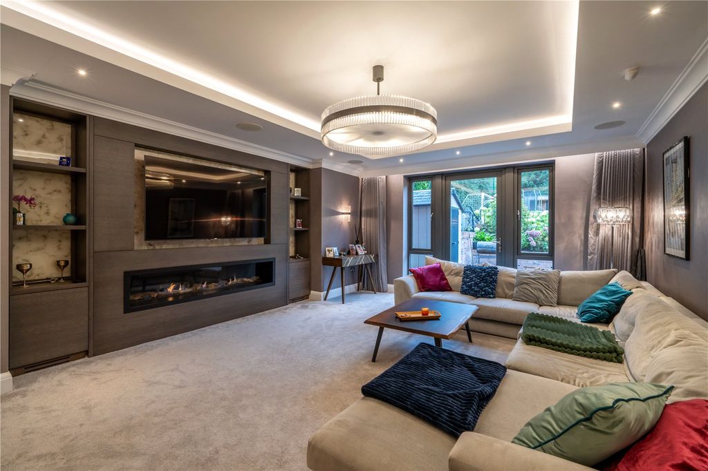 Property photo 2 of 16 Sitting Room