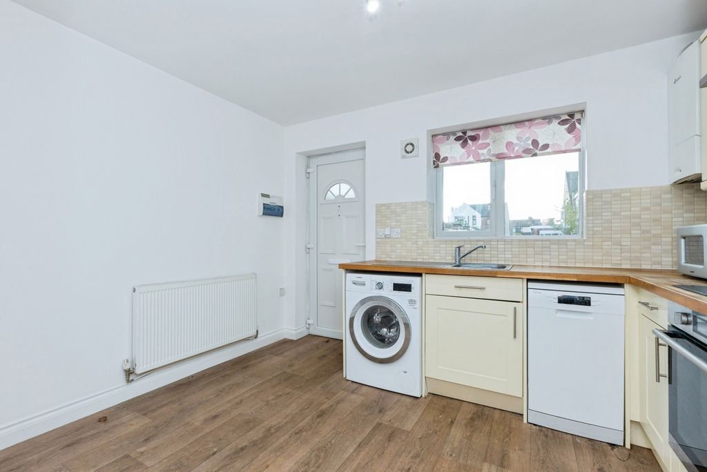 Property photo 3 of 18 Kitchen