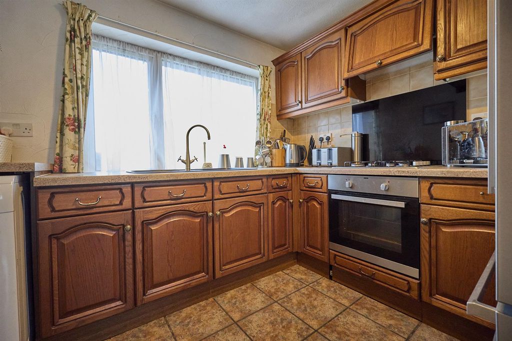 Property photo 2 of 6 Rear Fitted Kitchen