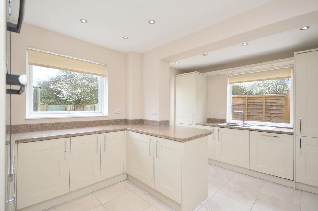 Property photo 2 of 19 Kitchen/Breakfast Room