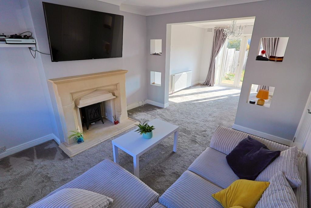 Property photo 2 of 14 Lounge