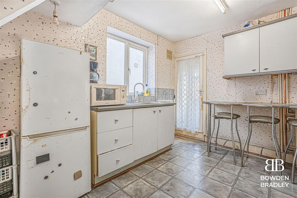 Property photo 3 of 12 Kitchen