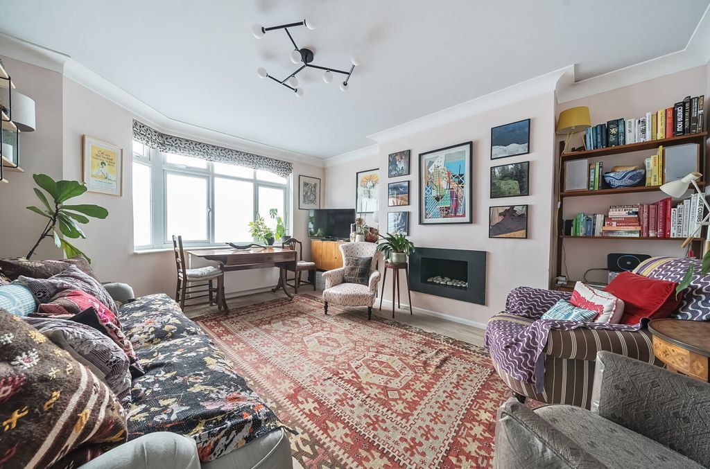 Property photo 1 of 11 1310923-12-684c49...