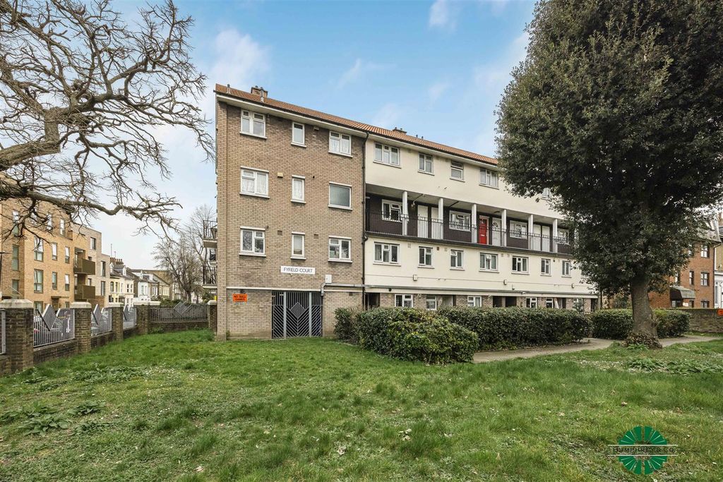Property photo 2 of 11 Flat 14  Fyfield Court  Disraeli Road -011.Jpg
