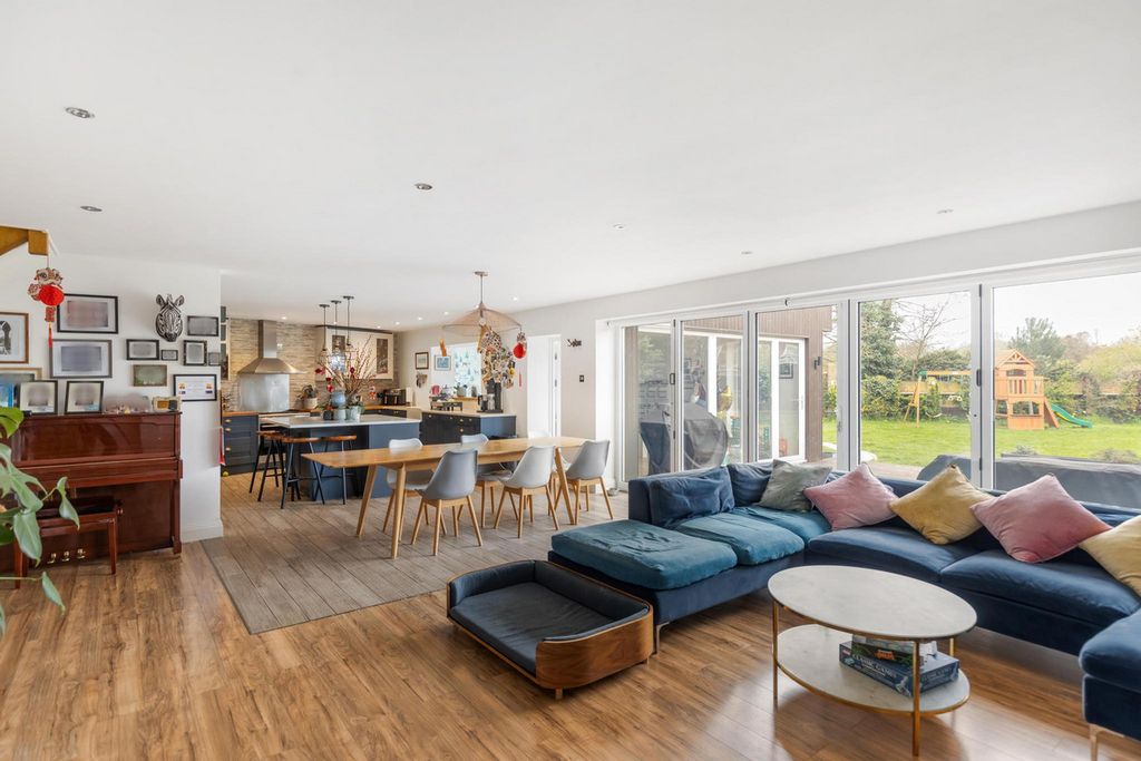 Property photo 2 of 23