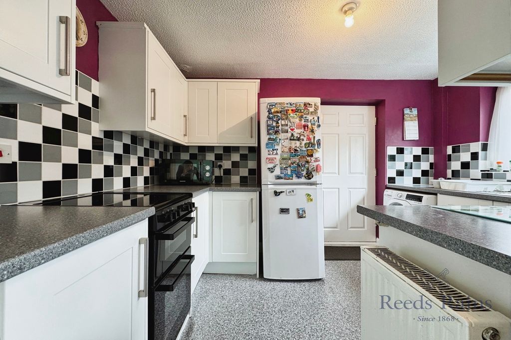 Property photo 3 of 17 Kitchen