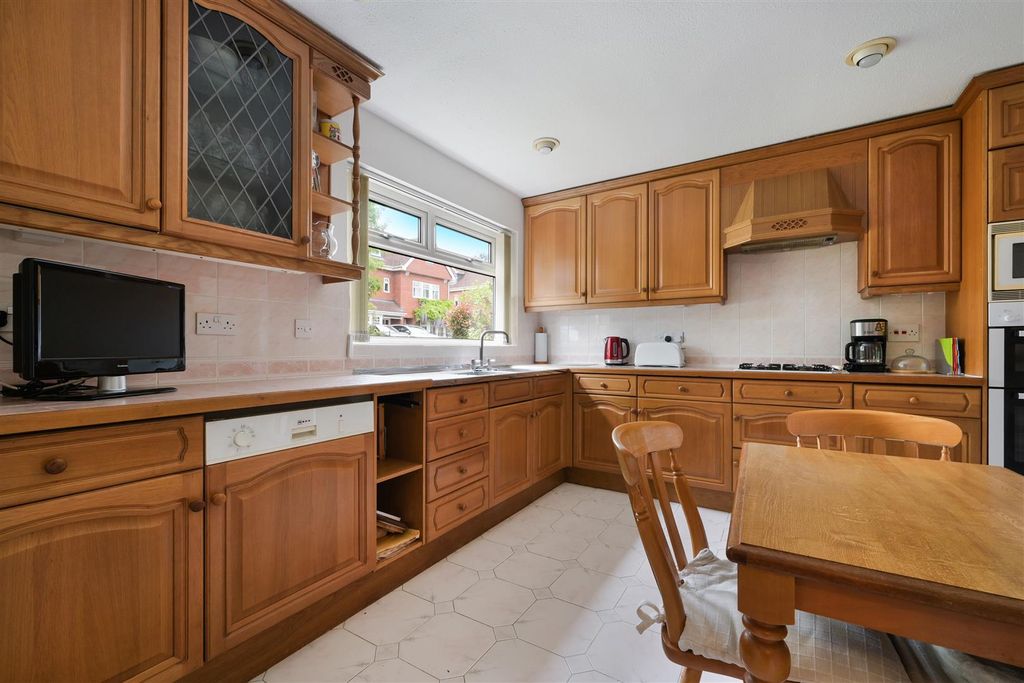 Property photo 2 of 17 Chartwell Place (1).Jpg