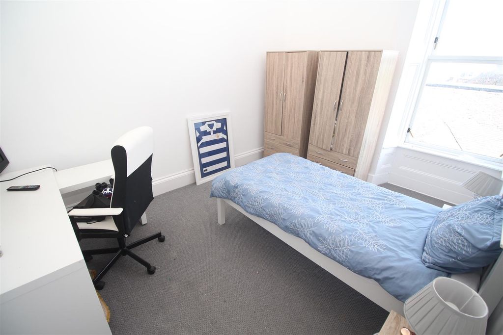 Additional image 10 of 4 bed flat for saleArdgowan Square, Greenock PA16