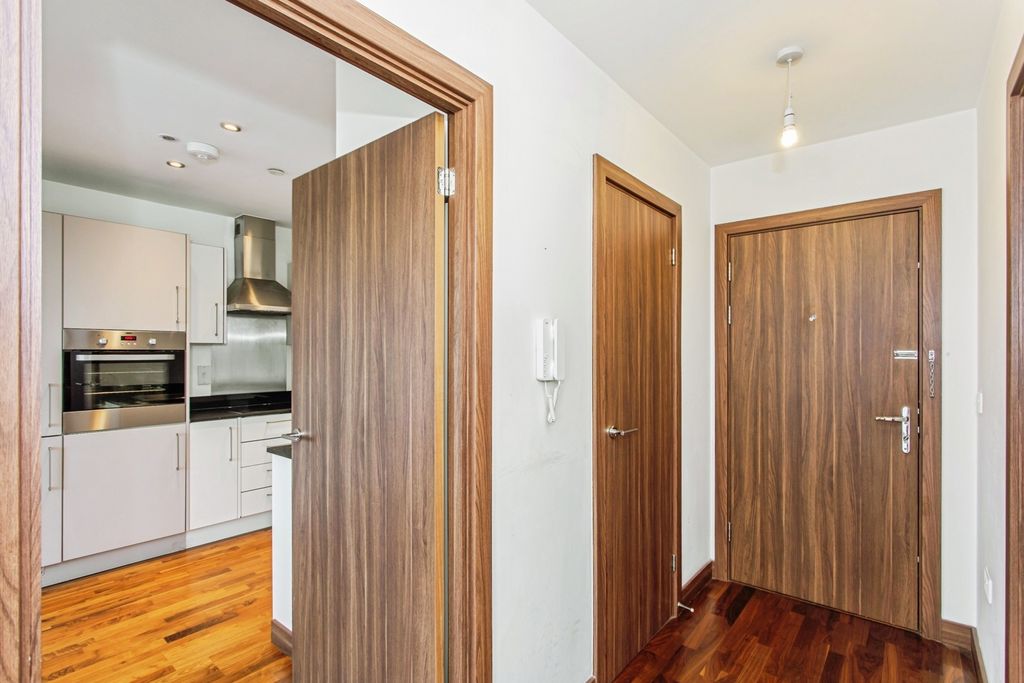 Property photo 3 of 20 Entrance Hall