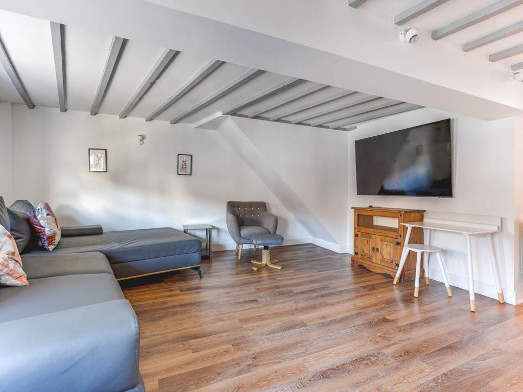 Property photo 3 of 14 4c Sun Street-6