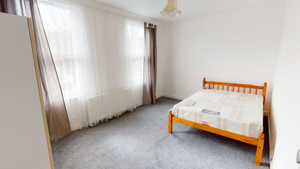 Property photo 1 of 4