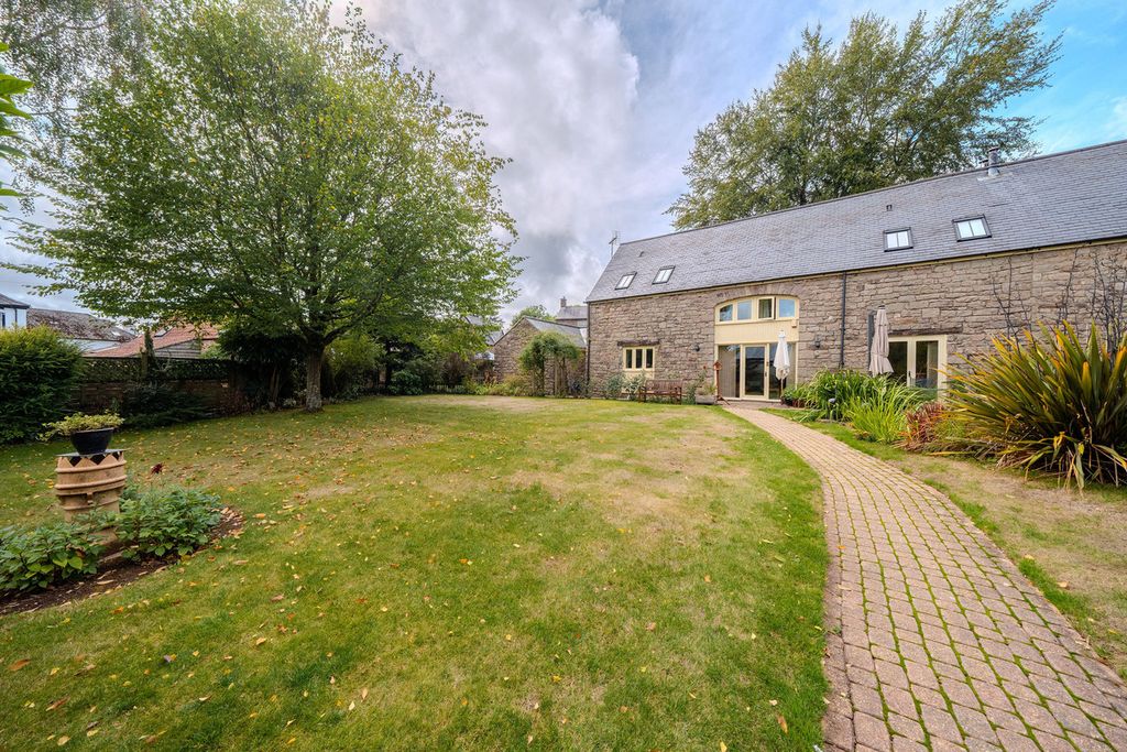 3 bed barn conversion for saleDe Clere Way, Monmouthshire NP25 photo 4