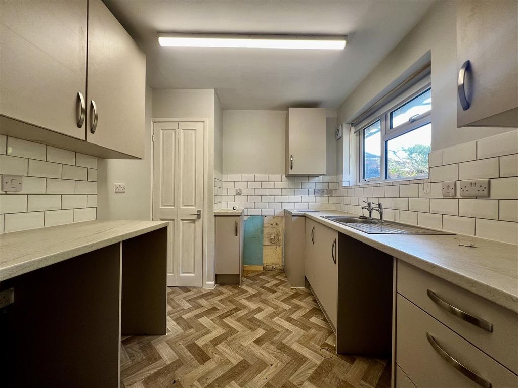 Property photo 2 of 8 Kitchen