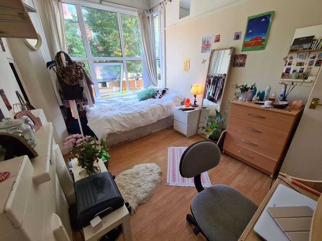 Property photo 1 of 30 A Cozy And Well-Lit Single Bedroom Featuring A Nea...