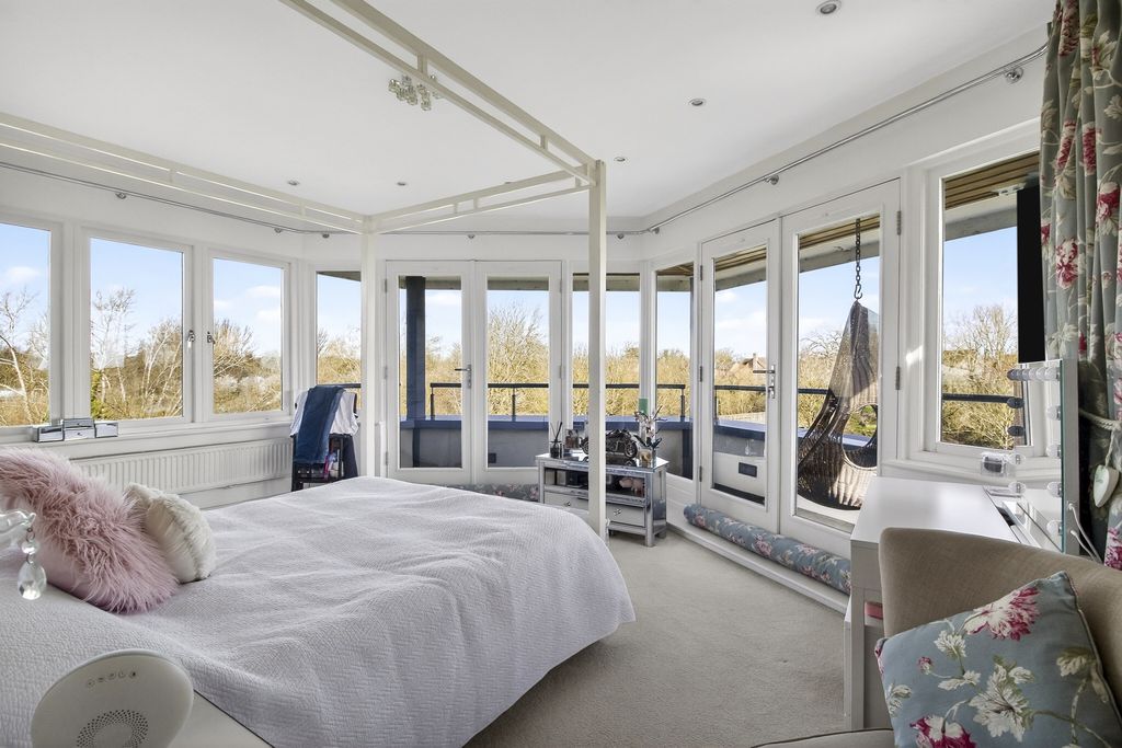 Property photo 2 of 33