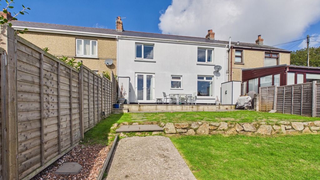 Property photo 1 of 16 4 Bedroom Mid Terraced House For Sale