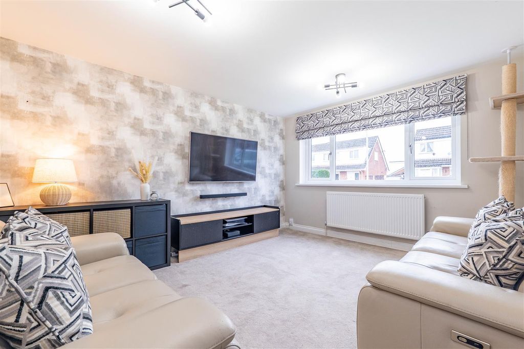 Property photo 2 of 32 Lounge