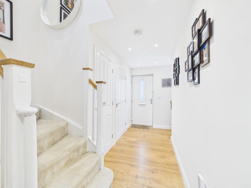 Property photo 3 of 17 Entrance Hall