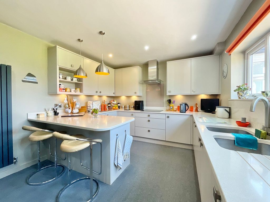 Property photo 3 of 33