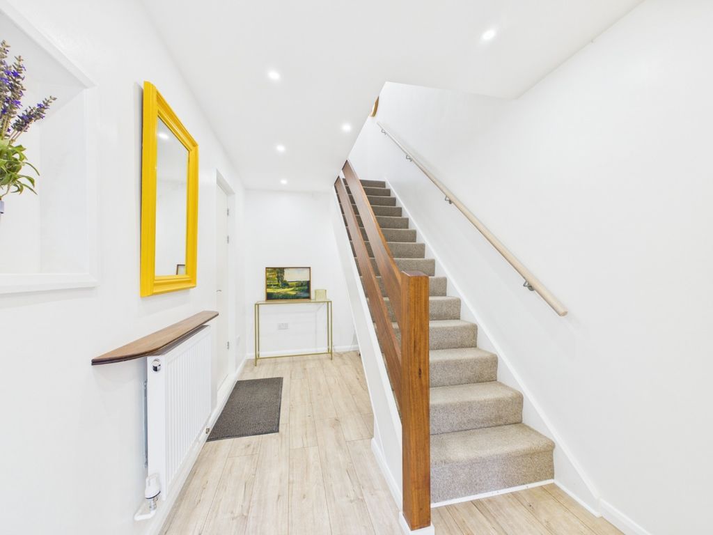 Property photo 2 of 18 5567892