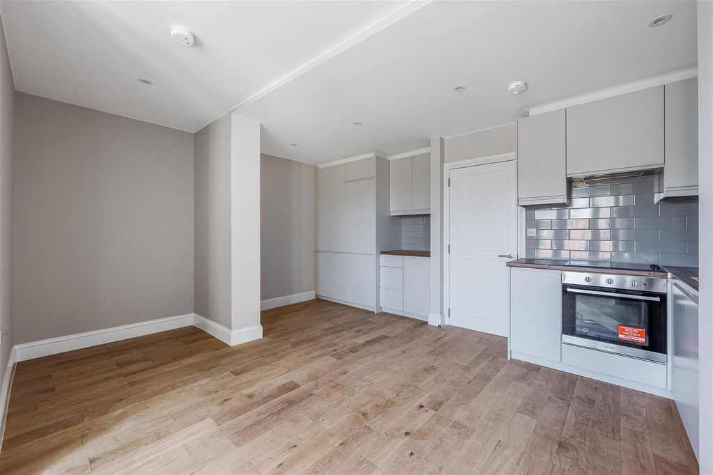 Property photo 3 of 9 Fff 70 Berrymead Gardens (2).Jpg