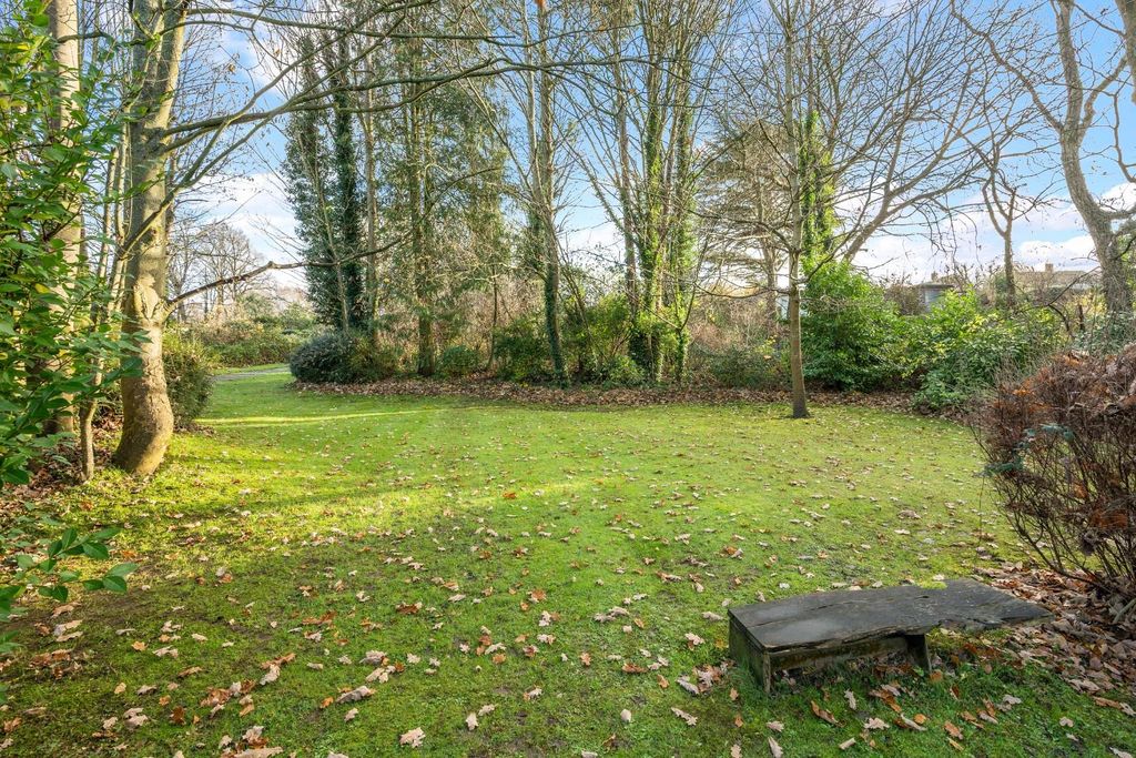 Property photo 2 of 13 Hillside Close,  (14).Jpg