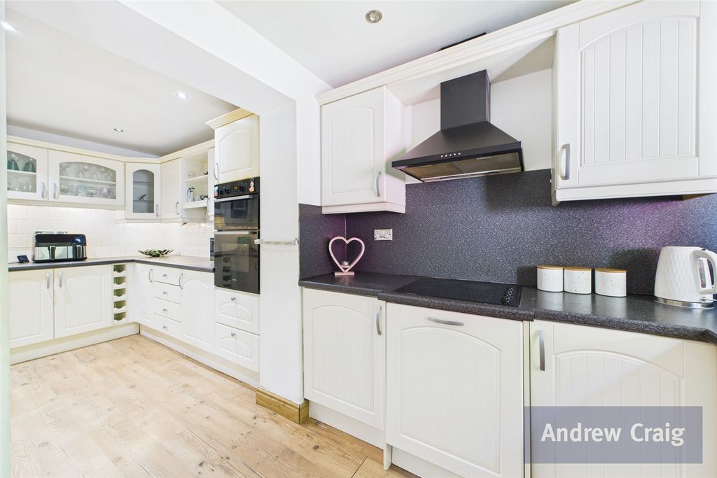 Property photo 3 of 11 Kitchen