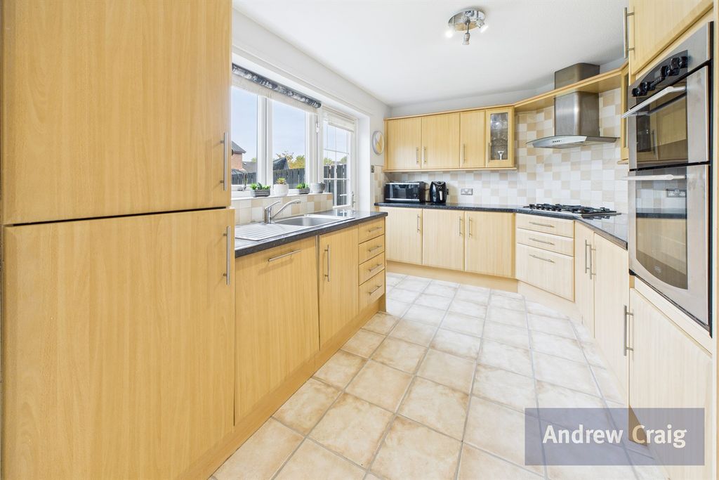 Property photo 3 of 12 Kitchen