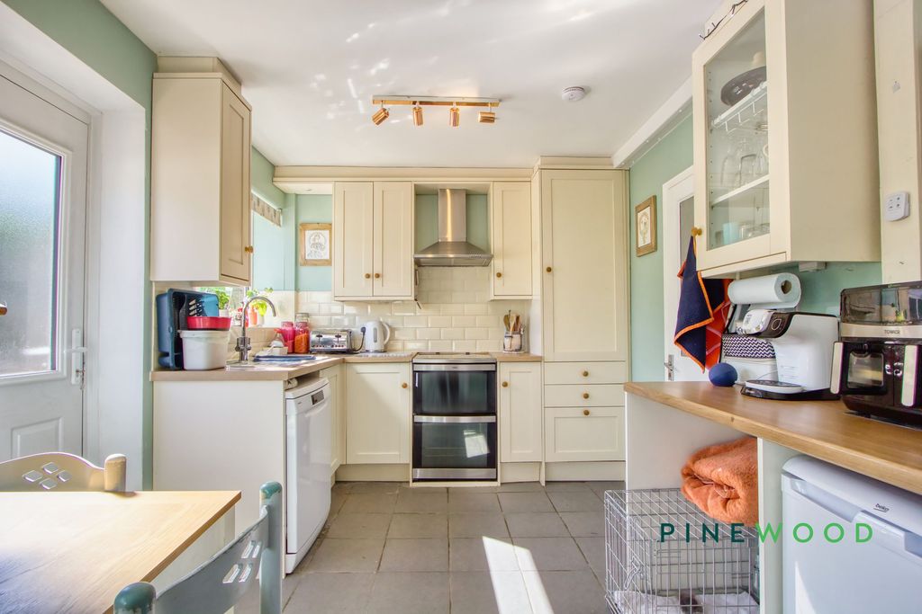 Property photo 3 of 26 Kitchen / Diner